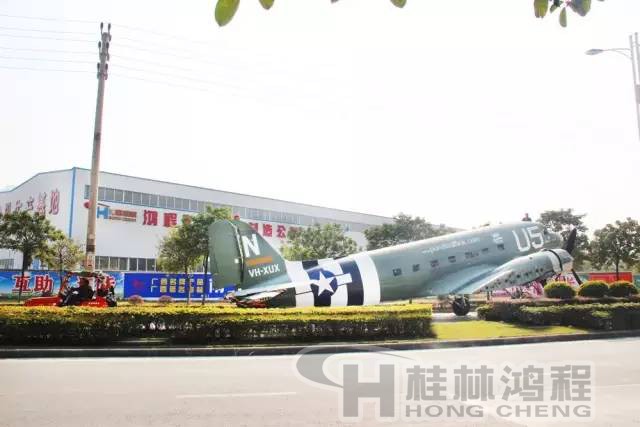 （圖為：途經桂林鴻程的飛虎隊“古董”級C47A戰機）